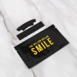 The Million Dollar Smile® - Teeth Whitening Strips - Crest Whitestrips -Tandenbleken - 28 Bleekstrips - 14 Behandelingen - Professionele Tandenbleek Strips - Tandenblekers - Wittere Tanden - Zonder Peroxide - Tanden Bleken - -Mondverzorgings Winkel 1200x1200 1096
