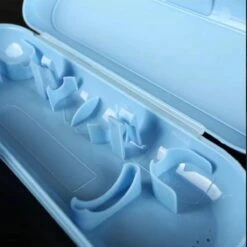 Reisetui Geschikt Voor Oral-B Pro/Vitality/Smartseries Stages Kids - Beschermhoes Travel Case - Geschikt Voor Elektrische Tandenborstel & 2 Opzetborstels - Lichtblauw 9 Reisetui Geschikt Voor Oral-B Pro/Vitality/Smartseries Stages Kids - Beschermhoes Travel Case - Geschikt Voor Elektrische Tandenborstel & 2 Opzetborstels - Lichtblauw -Mondverzorgings Winkel 1200x1200 588