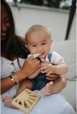 Mushie Finger Toothbrush Clay/Sand - Vingertandenborstel Baby - 2 Stuks Per Verpakking - Tandenborstel Siliconen -Mondverzorgings Winkel 806x1200